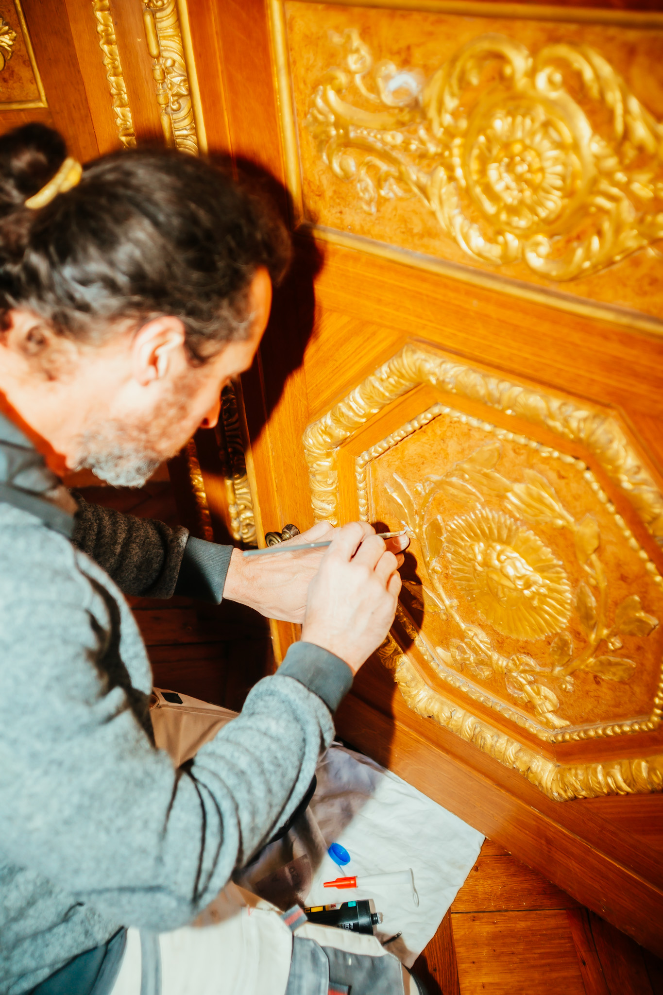 Artisan restaurateur appliquant de la peinture à la main