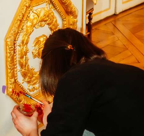 Détail d’une peinture décorative avec dorure à la feuille d’or